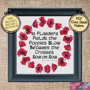 Op de afbeelding: Een kruissteekpatroon met een krans van rode klaprozen met de tekst "In Flanders Fields the Poppies Blow Between the Crosses Row on Row" en de toeschrijving "Lt. Col. John McCrae".