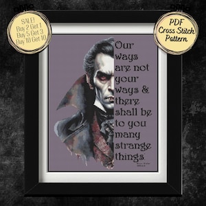 Könnte beinhalten: Ein gerahmtes Kreuzstichmuster mit einem Porträt von Dracula und einem Zitat aus dem Roman. Das Kunstwerk verwendet Grau-, Schwarz- und Rottöne mit dem Text "Our ways are not your ways & there shall be to you many strange things." Der Rahmen ist schwarz.