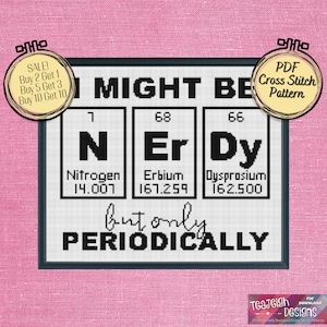 Op de afbeelding: Een kruissteekpatroon met een periodiek systeem met de elementen stikstof, erbium en dysprosium. De tekst "Ik ben misschien een nerd, maar alleen periodiek" staat onder de tabel.