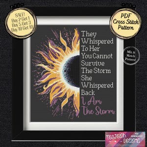 以下が含まれることがあります： ひまわりのデザインと「They Whispered To Her You Cannot Survive The Storm She Whispered Back I Am The Storm」というテキストが特徴の、額入りのクロスステッチパターンです。「PDF Cross Stitch Pattern」のラベルが含まれています。