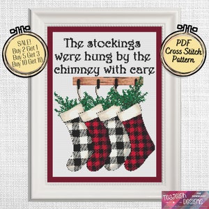 Può includere: Uno schema di punto croce con tre calze a quadri rossi e bianchi appese a un camino in legno con il testo "The stockings were hung by the chimney with care".