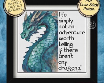 Pode incluir: Um padrão de ponto cruz com um dragão azul e verde com a citação "Simplesmente não é uma aventura que vale a pena contar se não houver dragões." de J.R.R. Tolkien.