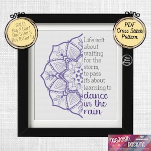 Puede incluir: Un patrón de punto de cruz morado y blanco con un diseño de mandala y la cita "La vida no se trata de esperar a que pase la tormenta, se trata de aprender a bailar bajo la lluvia."