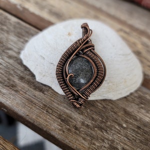 Pendentif à bobine enroulée en pierre de soleil noire