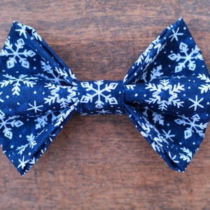 Navy Snowflake Dog Bow Tie, Winter Dog Bow Tie, Blue Dog Bow Tie, Holiday Dog Bow Tie, Christmas Dog Bow Tie, Cat Bow Tie, Pet Bow Tie