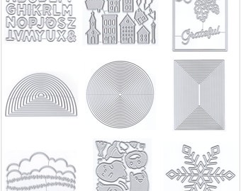 Op de afbeelding: Een set van 10 metalen stansmallen voor knutselen. De mallen omvatten een volledig alfabet, een regenboog, een cirkel, een vierkant, een wolk met gras, een pompoen, een spook, een sneeuwvlok en een set met huizen en een kerk.