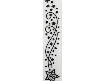 Op de afbeelding: Een transparant plastic vel met een zwart ontwerp van een grote ster met kleinere sterren en swirls eromheen.