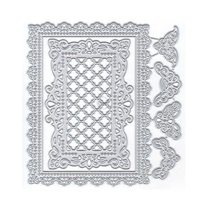 Puede incluir: Un marco de metal plateado troquelado con un diseño de filigrana decorativo. El marco tiene un marco interior más pequeño con un patrón geométrico. Hay tres troqueles más pequeños en forma de mariposa a la derecha del marco.