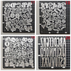 Może przedstawiać: Cztery arkusze metalowych szablon&oacute;w liter i cyfr. Szablony są srebrne i mają r&oacute;żne czcionki i style. Szablony znajdują się na czarnym tle siatki z białymi oznaczeniami.