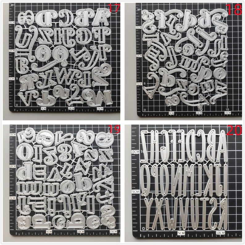 Może przedstawiać: Cztery arkusze metalowych szablon&oacute;w liter i cyfr. Szablony są srebrne i mają r&oacute;żne czcionki i style. Szablony znajdują się na czarnym tle siatki z białymi oznaczeniami.