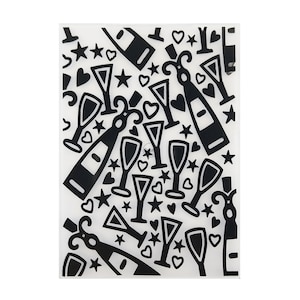 Könnte beinhalten: Schwarzer und weißer transparenter Stempel mit einem sich wiederholenden Muster aus Champagnerflaschen, Gläsern, Sternen und Herzen.