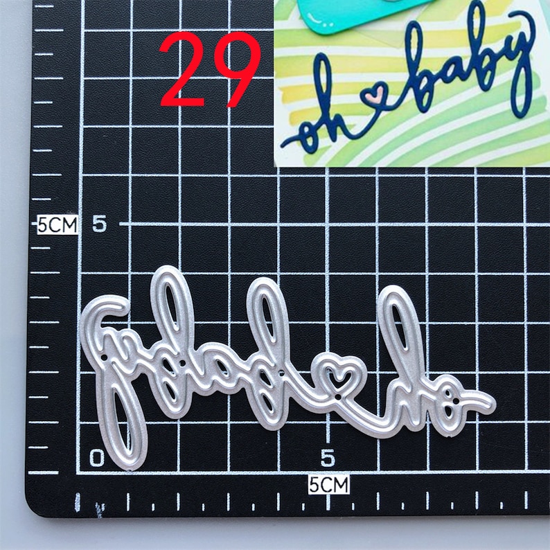 Pu&ograve; includere: Un'incisione in metallo argentato con la parola "hello" in un carattere corsivo. L'incisione ha una piccola forma di cuore al centro della parola "hello".