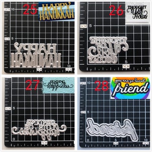 Pu&ograve; includere: Quattro stencil in metallo tagliati a laser per l'artigianato. Gli stencil sono numerati da 25 a 28. Lo stencil 25 dice "Happy Hanukkah". Lo stencil 26 dice "Thought of you today". Lo stencil 27 dice "Sending lots of happiness". Lo stencil 28 dice "You are so loved friend".