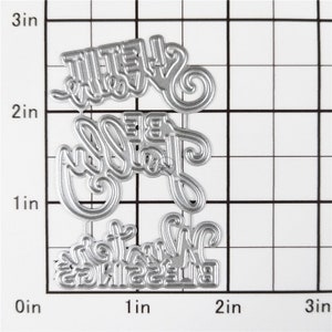 以下が含まれることがあります： クラフト用の金属製ダイカットステンシル3点セット。ステンシルには、「Blessings」、「Be Joyful」、「Sweet as You」の文字が書かれています。