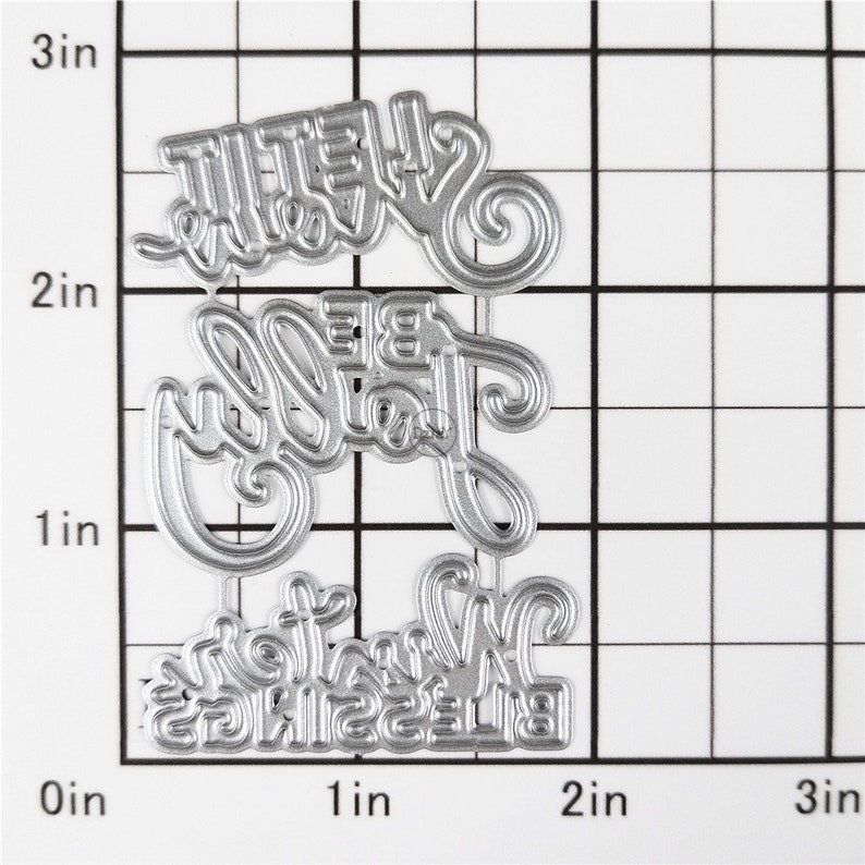 以下が含まれることがあります： クラフト用の金属製ダイカットステンシル3点セット。ステンシルには、「Blessings」、「Be Joyful」、「Sweet as You」の文字が書かれています。