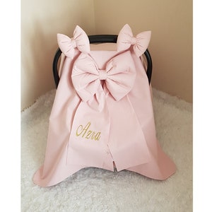 ブラッシュピンクのベビーカーシートカバー 女の子用 3つのリボンとゴールドの名前刺繍付き パーソナライズされたカーシートキャノピーカバー 女の子用 女の子用ベビーギフト