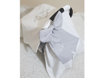 Personligt bilbarnstolsöverdrag / Anpassad bilbarnstolssufflett / Vita och grå färger med namnbroderi / Babyshowerpresent