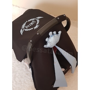 黒と青の男の子用ベビーカーシートカバー、パーソナライズされた男の子用ベビーカーシートキャノピー、名前刺繍、ブルーのスパンコールの王冠、男の子用ベビーシャワーギフト