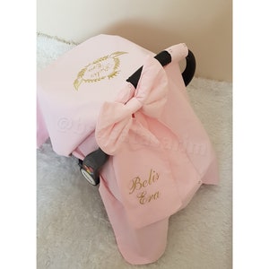 ライトベビーピンクのカーシートカバー 女の子用 ゴールドネーム刺繍入り、カスタムベビーカーシートキャノピー 女の子用、パーソナライズベビーシャワーギフト 女の子用