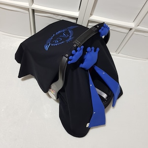 黒とロイヤルブルーの男の子用ベビーカーシートカバー、名前の刺繍と3つの王冠が付いたパーソナライズされた男の子用カーシートキャノピー、男の子のベビーシャワーギフト