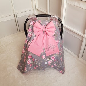花柄のグレーとピンクのベビーカーシートカバー 女の子、ピンクのリボンと名前の刺繍が付いたパーソナライズされたカーシートキャノピー ベビーガール、女の子へのギフト