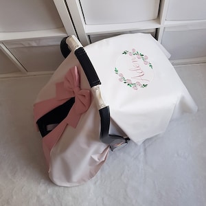 ライトクリームとブラッシュピンクのベビーカーシートカバー 女の子用 花柄刺繍入り、カスタムベビーカーシートキャノピー 女の子用、女の子へのベビーシャワーギフト