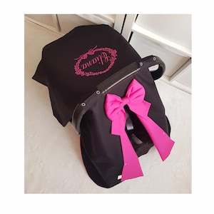 黒とフクシアピンクのカーシートカバー 女の子用、名前刺繍とリボン付きパーソナライズカーシートキャノピーカバー 女の子用、女の子のベビーギフト