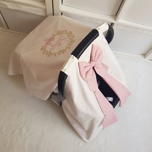 ライトクリームとブラッシュピンクのカーシートカバー ベビーガール、名前刺繍とリボン付きパーソナライズカーシートキャノピーカバー ベビーガールギフト
