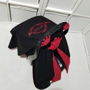 黒と赤の男の子用ベビーカーシートカバー、赤い刺繍と3つの王冠が付いたパーソナライズされた男の子用カーシートキャノピー、男の子へのベビーシャワーギフト