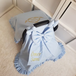 Niño personalizado de la cubierta del asiento del bebé azul con volantes y bordado de nombre dorado, niño personalizado del dosel del asiento del bebé con 3 arcos, regalo del niño del bebé