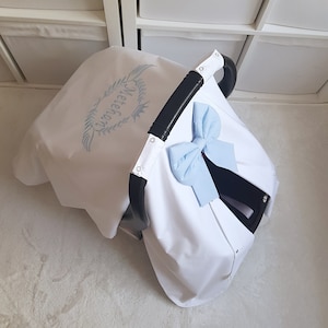 青い名前の刺繍が入った白い男の子用ベビーカーシートカバー、パーソナライズされた男の子用カーシートキャノピーカバー、男の子へのベビーシャワーギフト