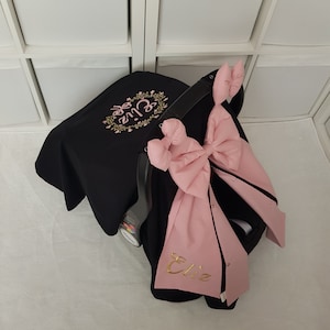 黒とブラッシュピンクのベビーカーシートカバー 女の子、カーシートキャノピーカバー ベビーガール、花の名前刺繍、3つのリボン、女の子へのベビーシャワーギフト