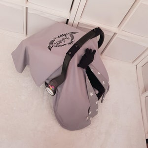 パーソナライズされたグレーの男の子用ベビーカーシートカバー、黒の名前刺繍と王冠が付いたカスタムベビーカーシートキャノピー男の子用、男の子へのベビーシャワーギフト