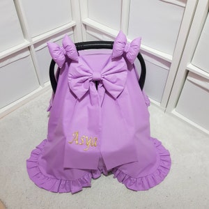 ライラックパープルのフリル付き女の子用ベビーカーシートカバー、ゴールドの名前刺繍、3つのリボン付きカスタムベビーカーシートキャノピー女の子用、新生児ギフト