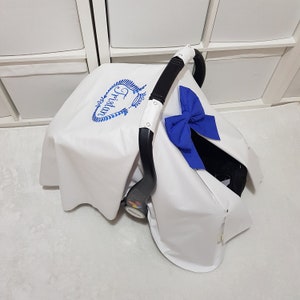 ロイヤルブルーの名前刺繍とリボンが付いた白い男の子用ベビーカーシートカバー、パーソナライズされた男の子用カーシートキャノピーカバー、男の子へのベビーシャワーギフト