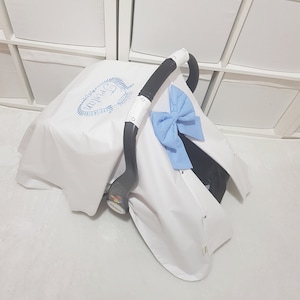 青い名前の刺繍とリボンが付いた白い男の子用ベビーカーシートカバー、パーソナライズされた男の子用カーシートキャノピーカバー、男の子へのベビーシャワーギフト