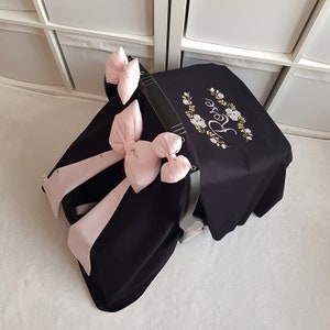 黒とライトベビーピンクのカーシートカバーガール、花柄刺繍とふわふわのリボン3つ付き、ベビーカーシートキャノピーカバーガール、ベビーシャワーギフト