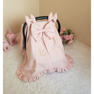 ブラッシュピンクのカスタムベビーカーシートカバーガール、フリルとゴールドの名前刺繍、パーソナライズベビーカーシートキャノピーガール、3つのリボン付き