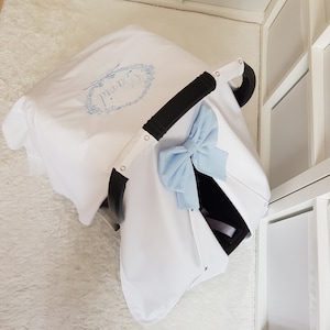 青い名前の刺繍が入った白い男の子用ベビーカーシートカバー、パーソナライズされた男の子用カーシートキャノピーカバー、男の子へのベビーシャワーギフト
