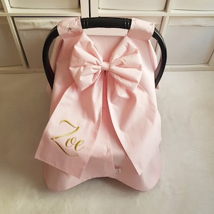 ライトベビーピンクのカーシートカバー 女の子用 ゴールドネーム刺繍入り、パーソナライズベビーカーシートキャノピー 女の子用、女の子用ベビーシャワーギフト