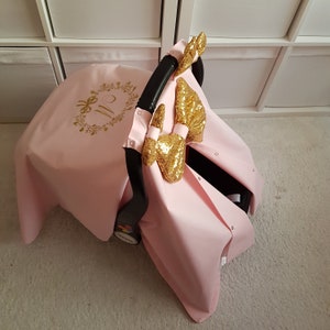 ライトベビーピンクのベビーカーシートキャノピーガール、3つのゴールドスパンコールリボンと名前刺繍付き、ベビーカーシートカバーガール、女の子へのベビーシャワーギフト