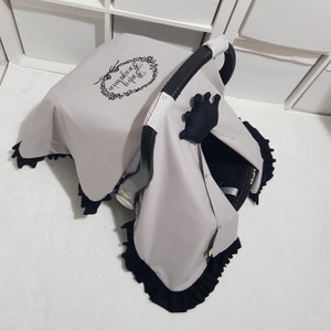 フリル付きカスタムグレーベビーカーシートカバー男の子 / 黒の刺繍と王冠付きパーソナライズベビーカーシートキャノピー男の子 / ベビーシャワーギフト