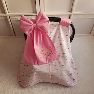 ピンクのベビーカーシートキャノピーカバーガール、ピンクのリボンとゴールドの名前刺繍が付いたパーソナライズされたカーシートキャノピーベビーガール、女の子へのギフト