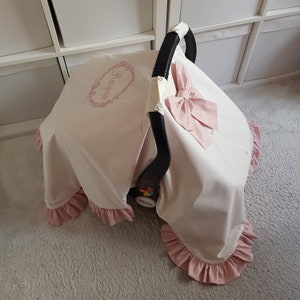 ライトクリームとブラッシュピンクのフリル付きベビーカーシートカバー女の子、パーソナライズされたカーシートキャノピーベビーガール、名前刺繍、女の子のベビーギフト
