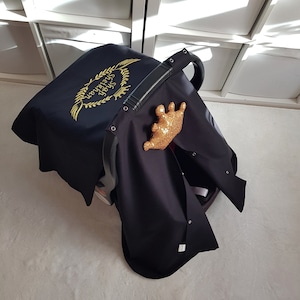 金の刺繍とスパンコールの王冠が付いた黒い男の子用ベビーカーシートカバー、パーソナライズされた男の子用ベビーカーシートキャノピー、男の子へのベビーシャワーギフト