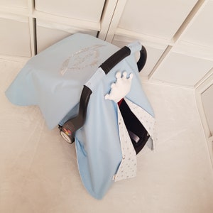 青と白の男の子用ベビーカーシートカバー、シルバーの名前刺繍入り男の子用カーシートキャノピー、パーソナライズされた男の子用ベビーシャワーギフト