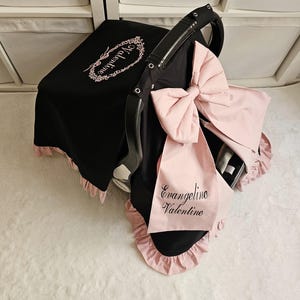 黒とブラッシュピンクのフリル付き女の子用ベビーカーシートカバー、パーソナライズされた女の子用ベビーカーシートキャノピー、名前刺繍、女の子用ベビーシャワーギフト