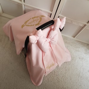 ライトピンクのベビーカーシートキャノピーカバーガール、ゴールドの名前刺繍と3つのリボン付き、カスタムパーソナライズベビーカーシートカバーガール、女の子の赤ちゃんへのギフト