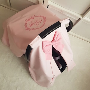 ライトベビーピンクのカーシートカバー 女の子用 シュガーピンクのリボンと名前の刺繍入り、パーソナライズされた女の子用ベビーカーシートキャノピー、女の子用ベビーギフト