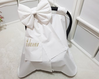 Personligt bilbarnstolsskydd / Anpassad bilbarnstolssufflett / Vit färg med rosett / Babyshower-present till flicka och pojke